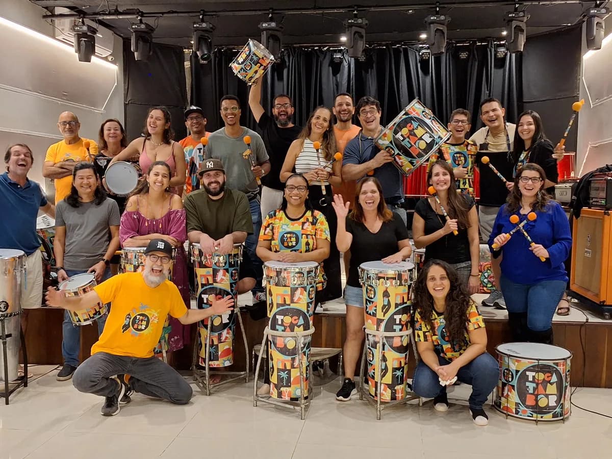 Aluno tocando percussão em aula na Tocatambor