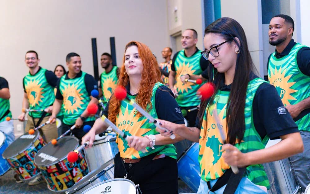 Turma da Tocatambor sorrindo entre um ensaio e outro