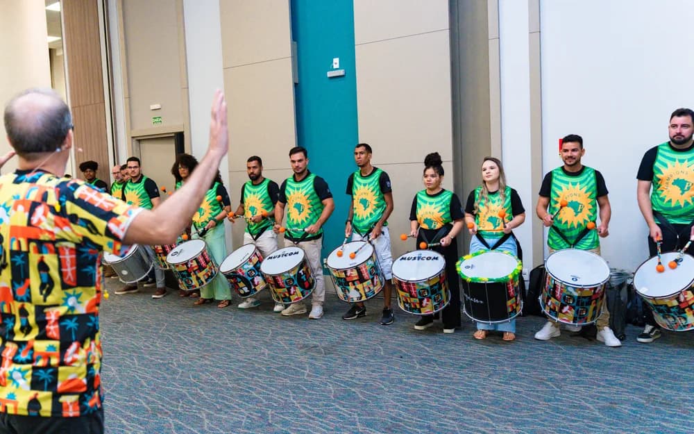 Detalhe dos instrumentos de percussão usados nas aulas