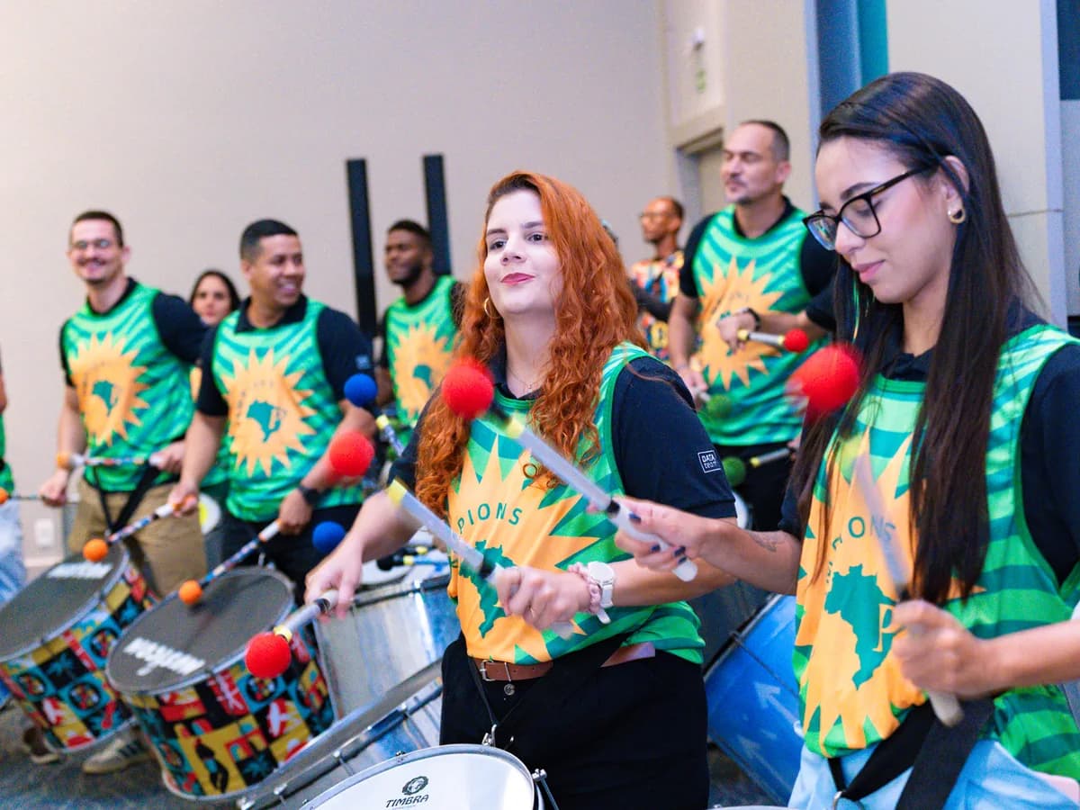 Equipe participando de uma Vivência Percussiva Tocatambor